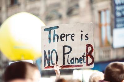 Fotoet viser klimademonstrationen i 2019. der ses et skilt med teksten There is no Planet B